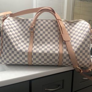 White checkered large travel tote duffle